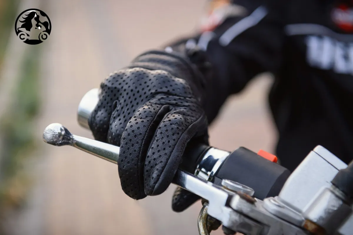 O que é costura dupla em luvas de motociclista?