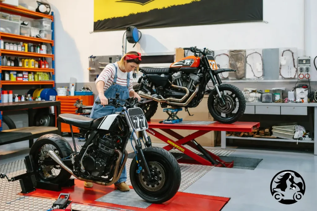 Como é o dia a dia de uma mulher mecânica de moto na oficina