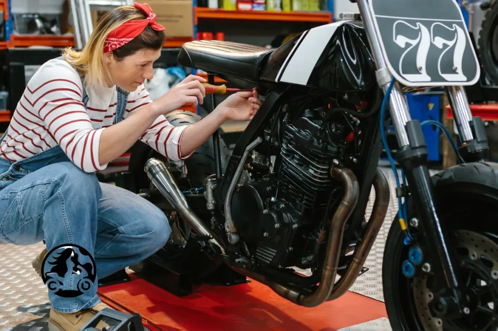 Mulher mecânica de moto: Quebrando barreiras no universo das duas rodas