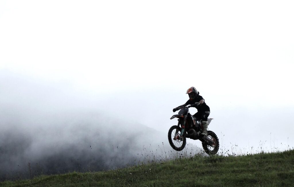 Pilotar moto sendo mulher,