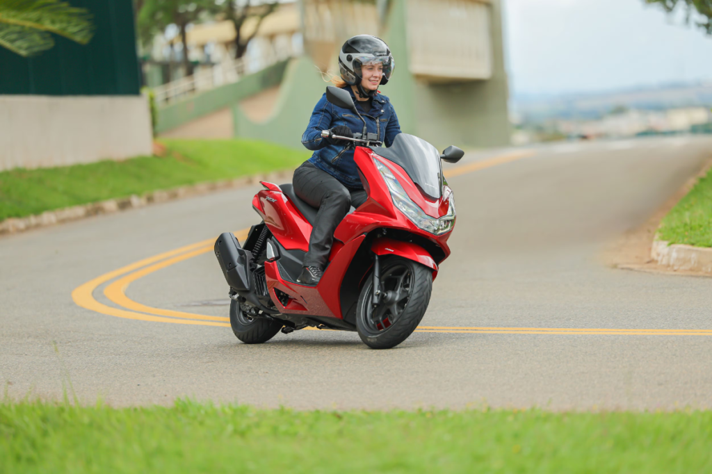Review As Melhores Motos Para Mulheres Iniciantes - Honda PCX